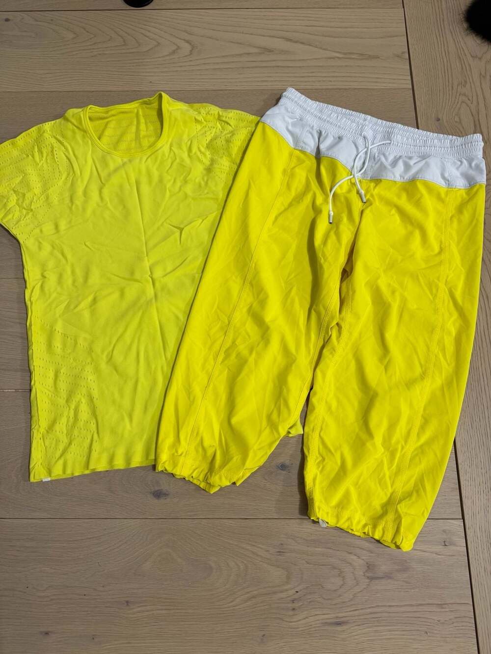 Lululemon Athletica Size 8 Yellow Athletic T-Shirt and Jogger Set